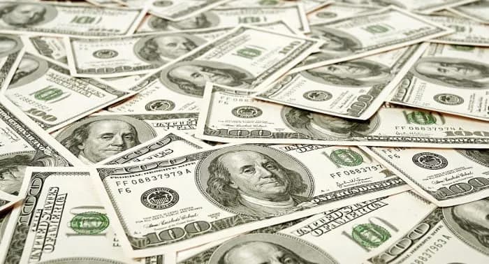 Czy inwestowanie w dolary się opłaca? Korzyści, ryzyka i praktyczne porady