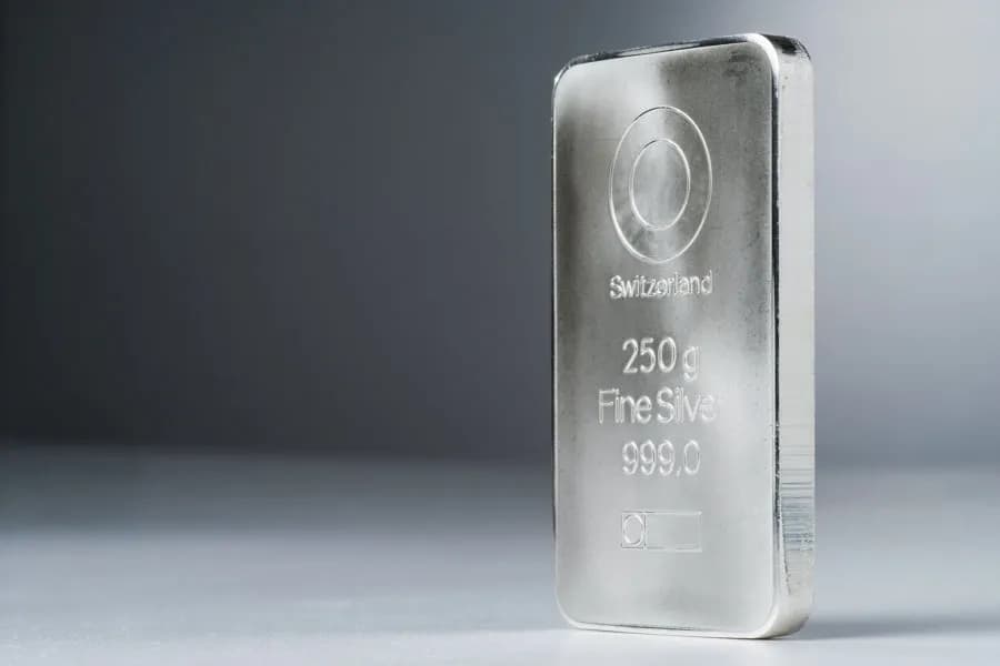 Czy inwestowanie w srebro jest opłacalne? Korzyści, ryzyka i praktyczne porady