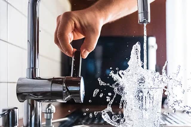 Rozliczenie za wodę kiedy? Poznaj terminy i zasady obliczeń